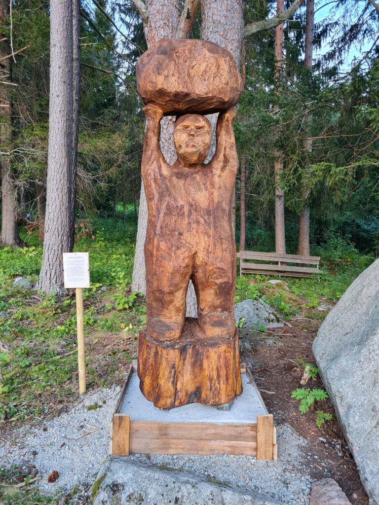 Träskulptur - Bild av Marie Johnsson
